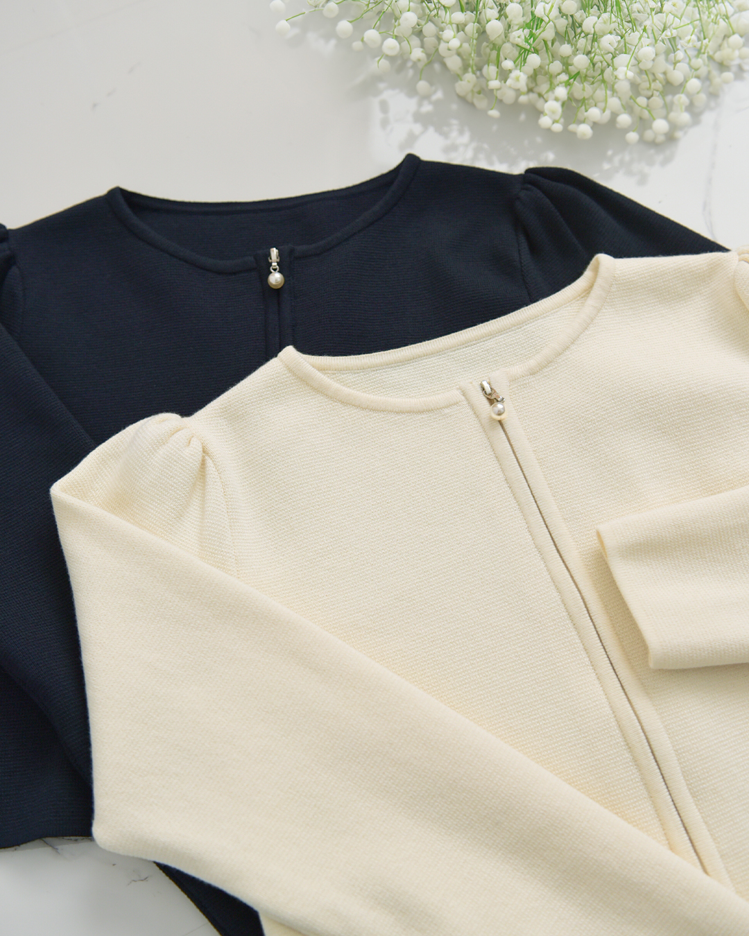 胸元のパールが輝くショート丈カーディガン、ワンピースと相性抜群｜レジーナ【神戸ワンピース専門店】