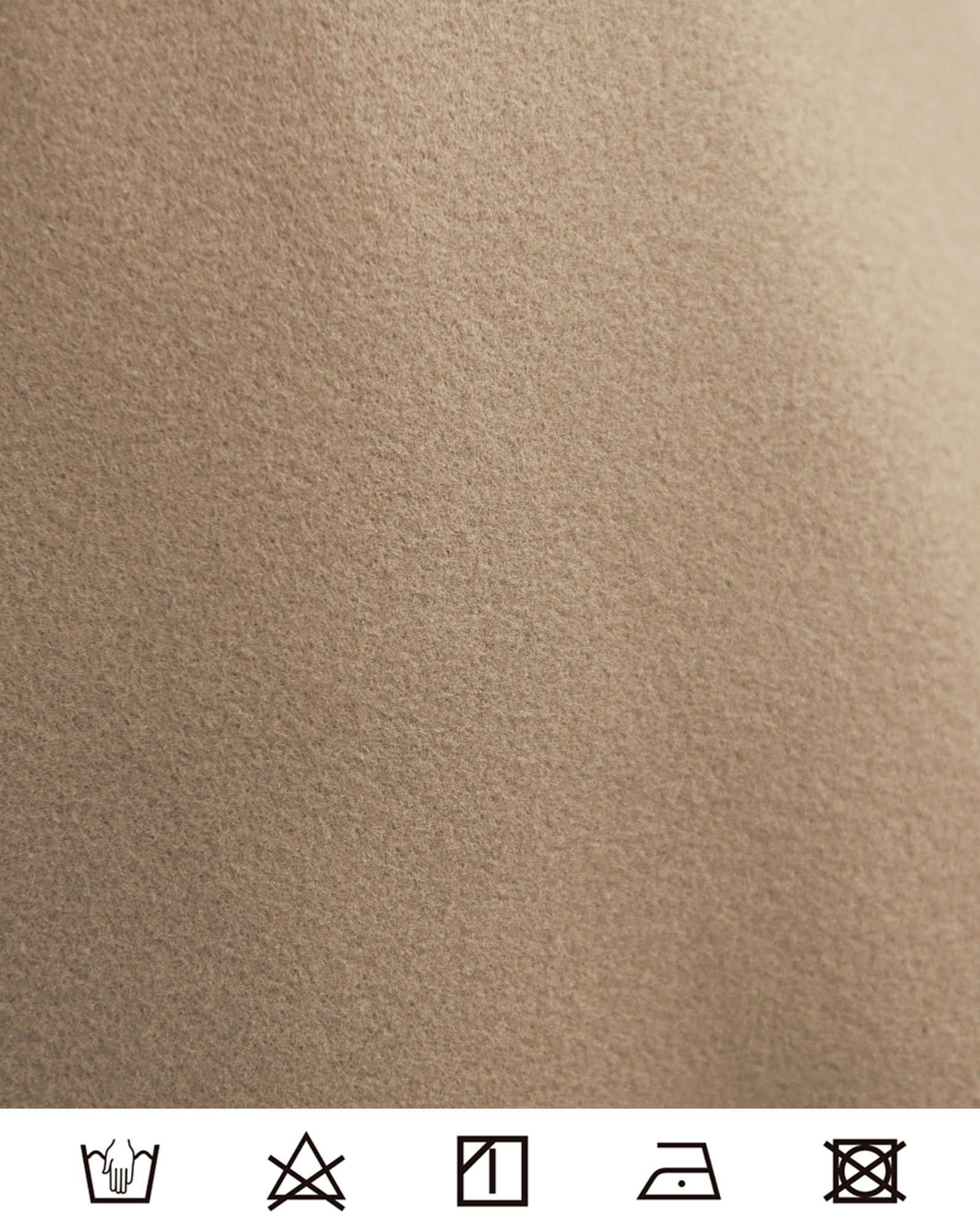 なめらかで耐久性の高い上質メルトン素材を使用したジャンパースカート