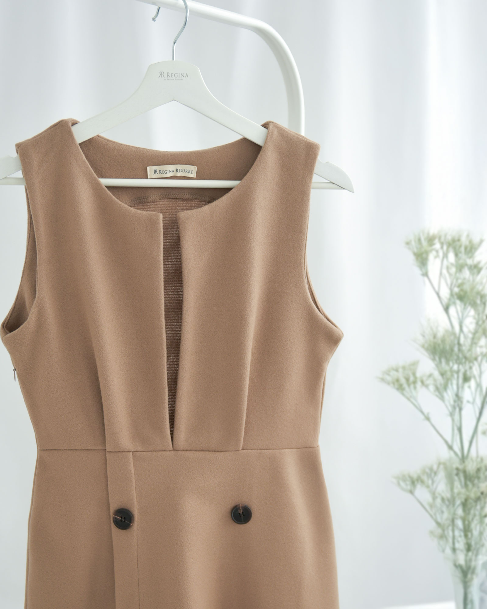 ベージュが上品に映えるメルトン素材のジャンパースカート｜レジーナ【神戸ワンピース専門店】