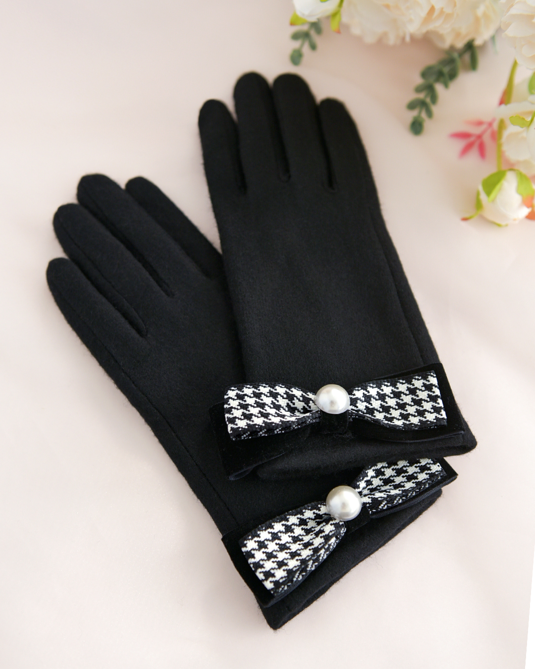 パールリボンと千鳥格子柄がポイントのブラックグローブで手元を上品に彩るパールリボングローブ｜レジーナ【神戸ワンピース専門店】